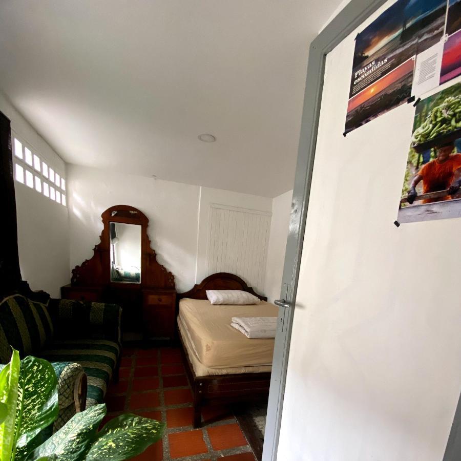 Hostal Casa Las Tias Medellín Dış mekan fotoğraf